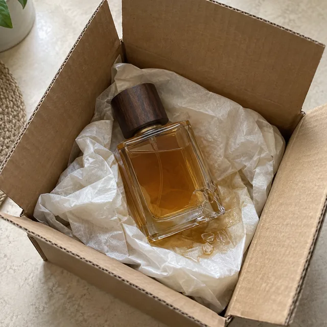 Illustrative video of damaged perfume in a delivery parcel